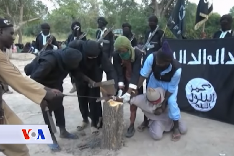 Boko Haram znana jest z prześladowania chrześcijan. Na zdjęciu członkowie organizacji dokonują egzekucji pojmanego człowieka. Fot. Wikipedia