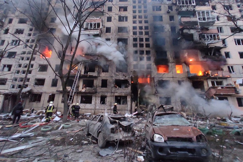 Budynek w Kijowie (ul. Bohatyrska) po ataku 14 marca 2022 r.  Fot.  Wikimedia