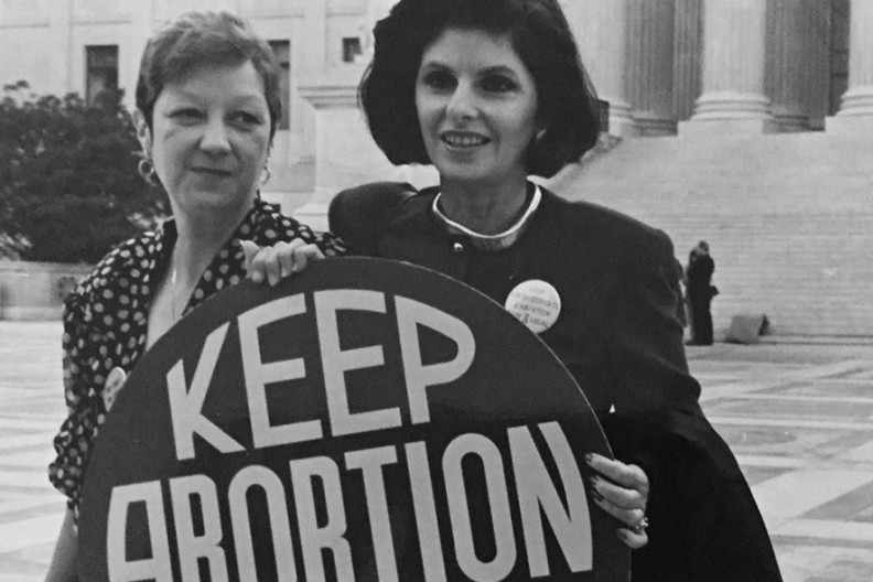 Norma McCorvey (Jane Roe) i jej prawniczka Gloria Allred na schodach Sądu Najwyższego, 1989  Fot. Wikimedia