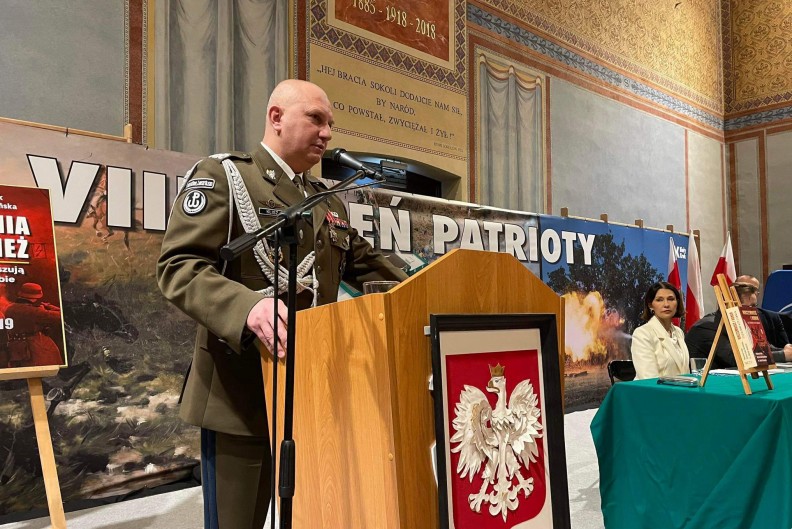 Generał Maciej Klisz, zastępca dowódcy WOT, odbierający nagrodę 