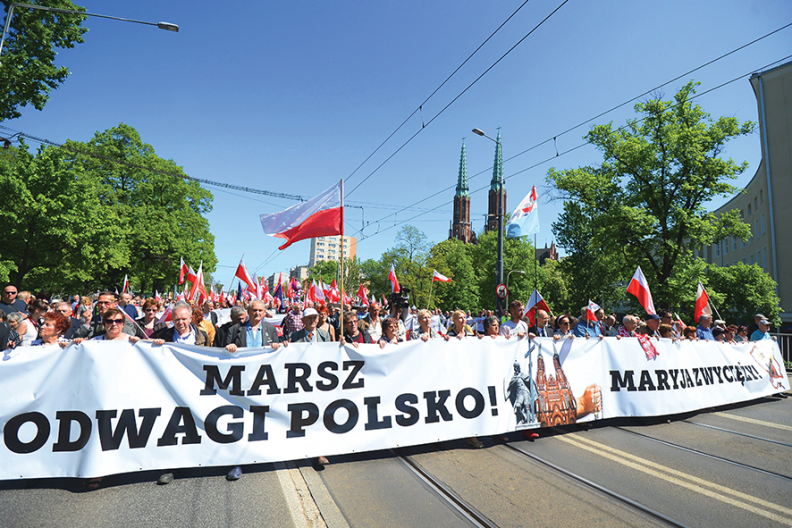 Polska odpowiedź na agresywną antypolską propagandę. Fot z książki Tyrania Postępu