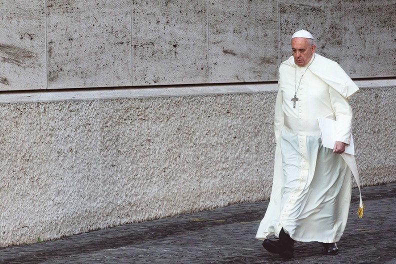 Fotografia Papieża Franciszka na terenie Watykanu z książki 