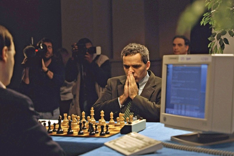 Arcymistrz szachowy Garri Kasparow podczas słynnego pojedynku szachowego z komputerem IBM, Fotografia z książki 