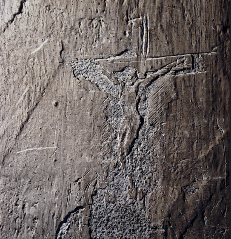 Wydrapany na murze wizerunek Chrystusa Ukrzyżowanego, fot. z książki 