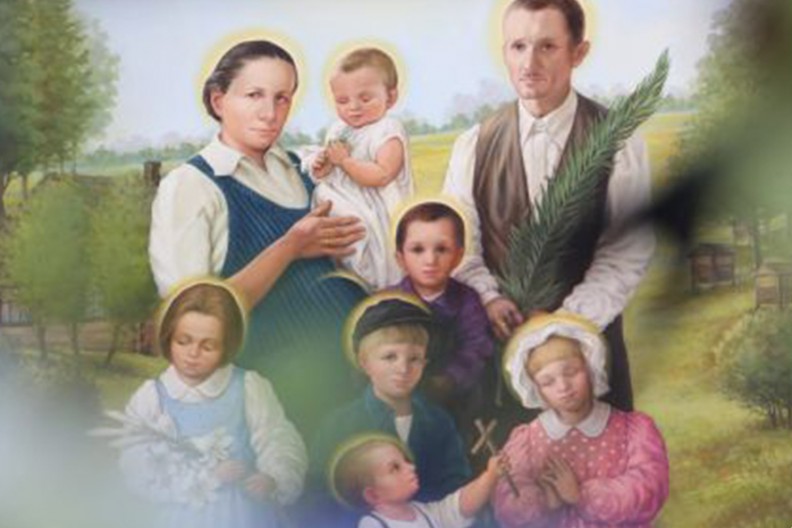 Portret rodziny Ulmów został odsłonięty podczas Mszy beatyfikacyjnej 10 września 2023 r. w Markowej. Źródło: Konferencja Episkopatu Polski