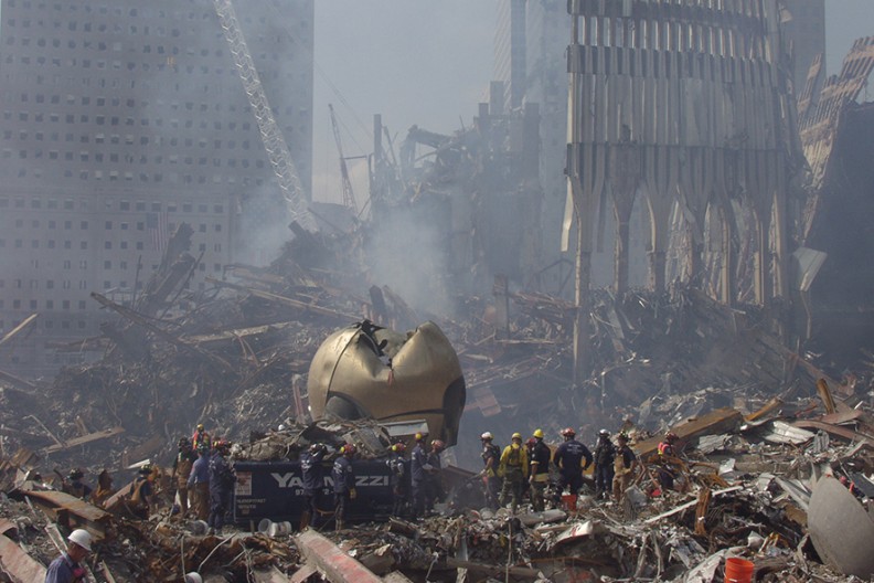 Ruiny nowojorskiego World Trade Center po ataku terrorystycznym 11 września 2001 r., fot. z książki 