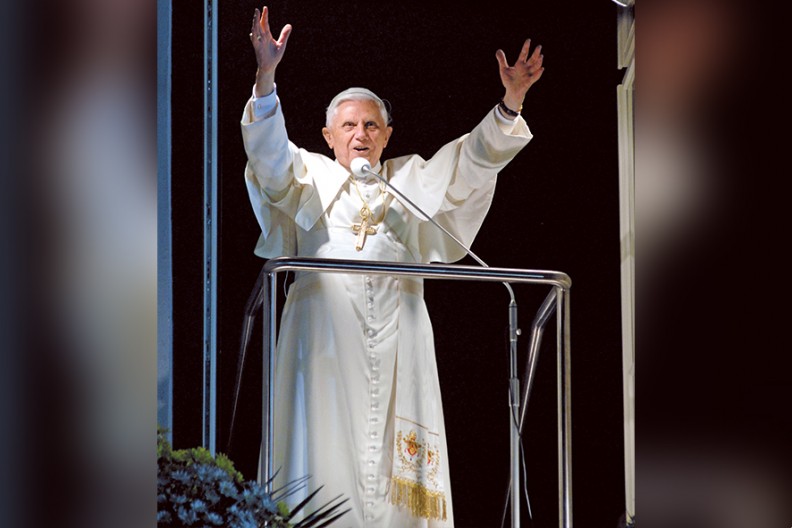 Benedykt XVI w papieskim oknie pałacu arcybiskupowego w Krakowie przy ul. Franciszkańskiej 3 podczas pielgrzymki do Polski w maju 2006 r., fot. z książki 