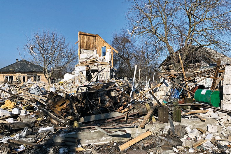 Potworny obraz zniszczeń w Kijowie po rosyjskim ostrzale: ocalała ściana jednorodzinnego domku. Ofiarami rosyjskich nalotów najczęściej pada ludność cywilna i budynki mieszkalne, fot. z książki 