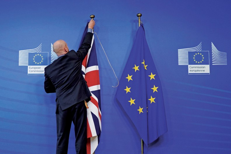 Oficjalne zawieszenie flagi Wielkiej Brytanii obok flagi UE w siedzibie Rady Unii Europejskiej w Brukseli przed szczytem poświęconym Brexitowi. 17 października 2019 r., fot. z książki 