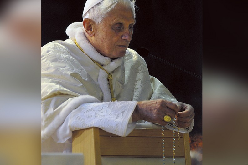 Benedykt XVI odmawiający Różaniec w Kaplicy Objawień w Fatimie, fot. z książki 