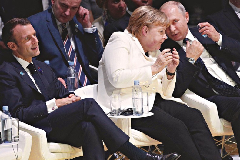 Kanclerz Niemiec Angela Merkel, prezydent Federacji Rosyjskiej Władimir Putin i prezydent Francji Emmanuel Macron podczas ceremonii otwarcia Paryskiego Forum Pokoju, listopad 2019 r., fot. z książki 