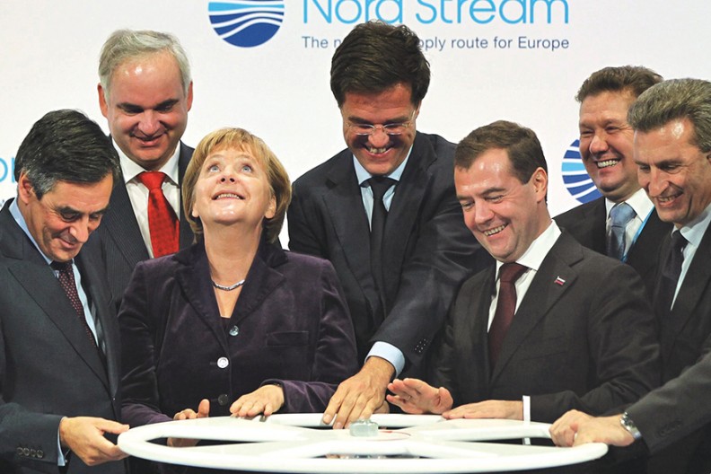 Ceremonia oddania do użytku Gazociągu Północnego (Nord Stream) - na zdjęciu Angela Merkel, Dmitrij Miedwiediew, Mark Rutte i François Fillon, 8 listopada 2011 r., fot. z podręcznika 