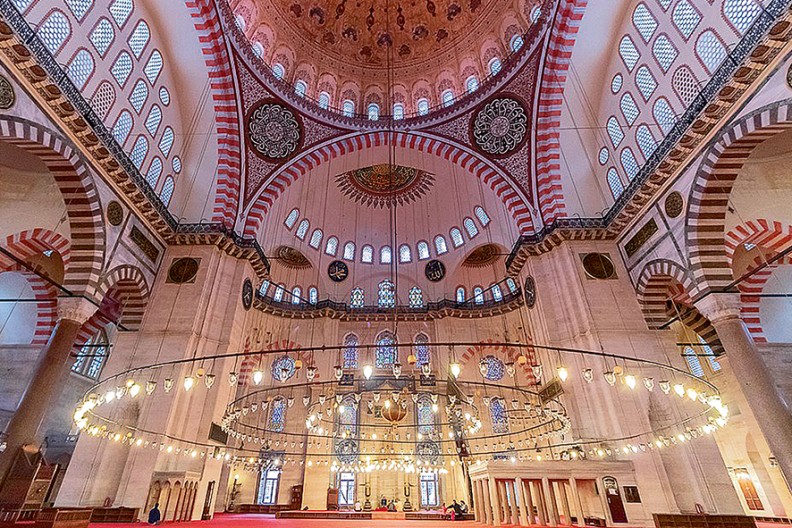 Wnętrze niegdyś konstantynopolitańskiej Hagii Sophii, dziś meczetu w Stambule. Budynek, ufundowany przez cesarza Justyniana jako kościół Mądrości Bożej, uznawany był za najwspanialszy obiekt pierwszego tysiąclecia po Chrystusie, fot. z książki 