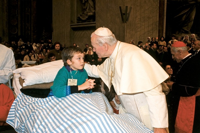 Chorzy i cierpiący byli szczególnie bliscy sercu Jana Pawła II. Ojciec Święty wielokrotnie podkreślał ich wyjątkową godność, fot. z książki 