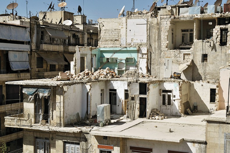 Aleppo - kiedyś były tu mieszkania, toczyło się życie rodzinne. Mimo tak wielkich zniszczeń, ci którzy przeżyli, chcą wracać do swoich domostw, chcą je odbudowywać, fot. z książki 