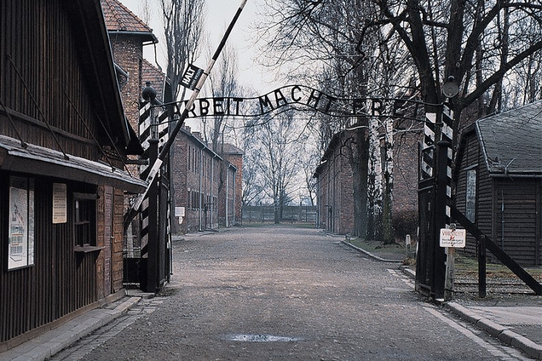 Auschwitz I. Brama obozowa z cynicznym napisem 