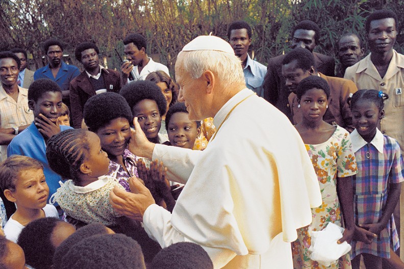 W czasie pierwszej podróży do Afryki Ojciec Święty odwiedził mieszkańców sześciu krajów, fot. z książki 