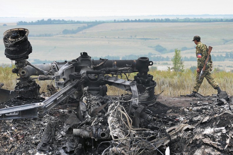 Lecący na trasie Amsterdam-Kuala Lumpur samolot pasażerski został 17 lipca 2014 r. zestrzelony rosyjską rakietą na wschodzie Ukrainy przy użyciu pocisku kierowanego ziemia-powietrze Buk. Zginęło 283 pasażerów i 15 członków załogi, fot. z podręcznika 