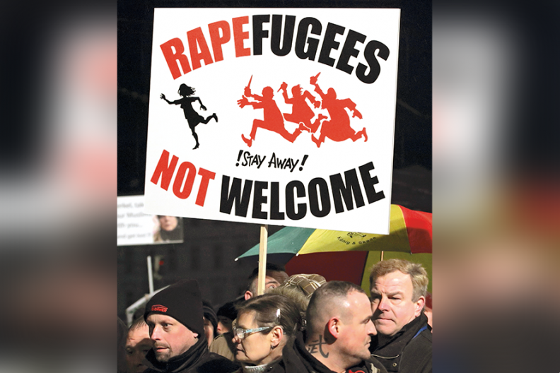 Demonstracja przeciwko imigrantom zorganizowana przez niemiecką skrajną partię PEGIDA w reakcji na ataki uchodźców na kobiety w niemieckich miastach w noc sylwestrową 2015 r. Kolonia, styczeń 2016 r., fot. z książki 