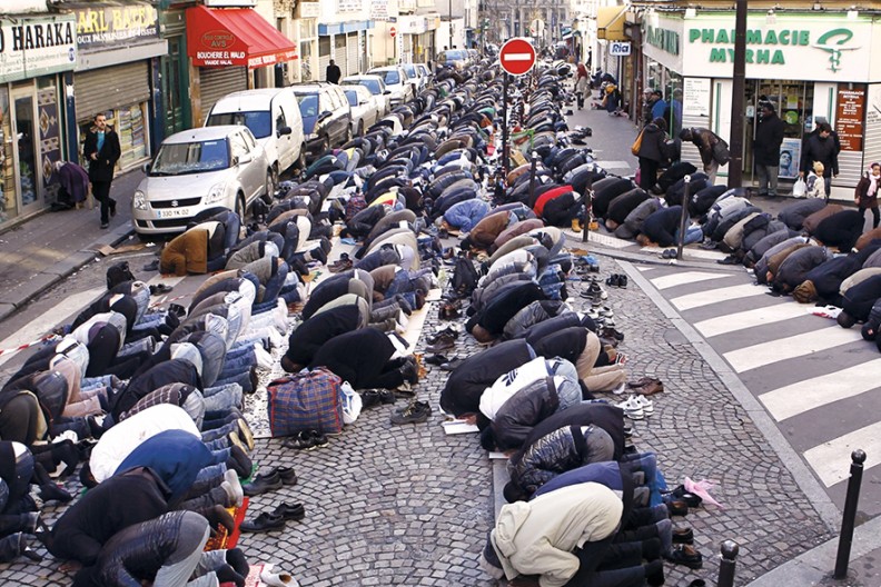 Takie widoki na ulicach francuskich i niemieckich miast stają się coraz bardziej powszechne; muzułmanom wolno odprawiać wszystkie praktyki religijne obowiązujące w islamie, podczas gdy uczestnicy katolickich procesji najczęściej padają ofiarą brutalnych ataków, fot. z książki 