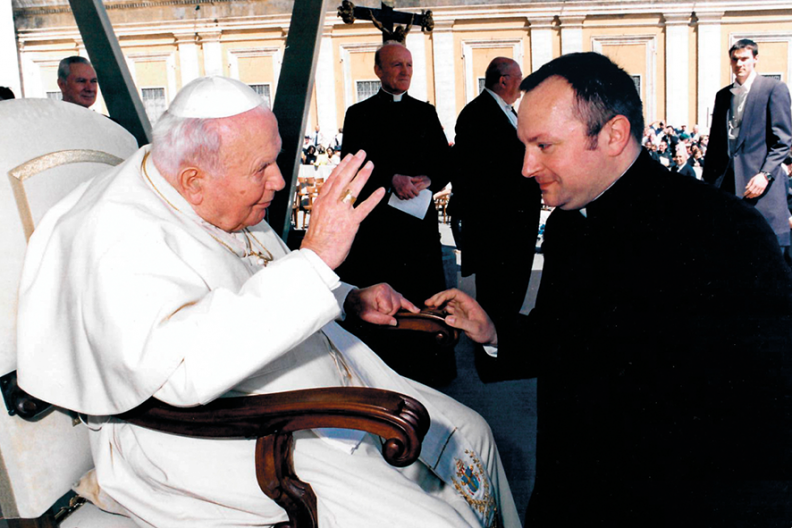 Ojciec Święty udziela ks. Waldemarowi Cisło błogosławieństwa dla nowo powstałej polskiej sekcji Pomocy Kościołowi w Potrzebie, Watykan, czerwiec 2004 r.