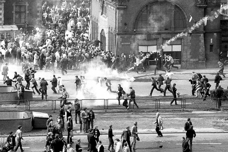 Uczestnicy niezależnej manifestacji 1 maja 1982 r. zaatakowani przez funkcjonariuszy ZOMO pod gdańskim Dworcem Głównym. Wielu działaczy 