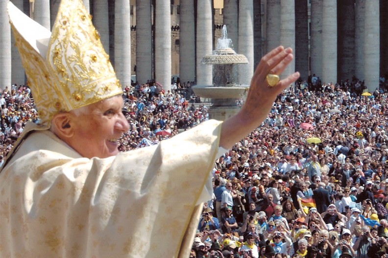 Benedykt XVI owacyjnie witany na Placu św. Piotra przez wiernych przed Mszą św. 15 kwietnia 2007 r. z okazji 80. urodzin papieża, fot. z książki 