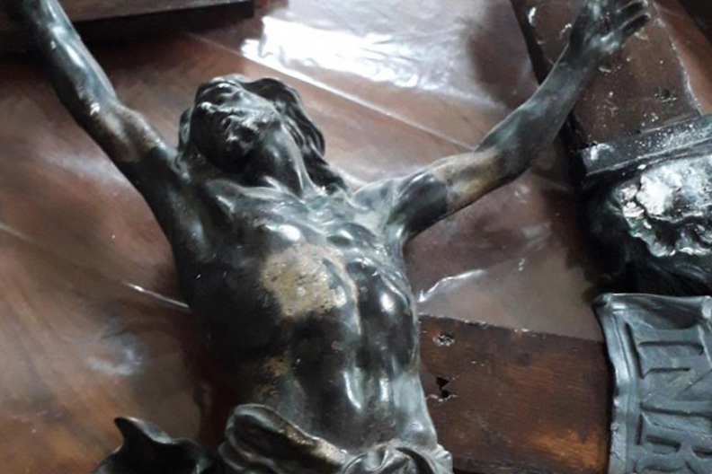 Sprawca napadu na kościół Saint-Jean Baptiste w La Couronne zniszczył figurę św. Jana Chrzciciela i zabytkowy krucyfiks. Fot. charentelibre.fr