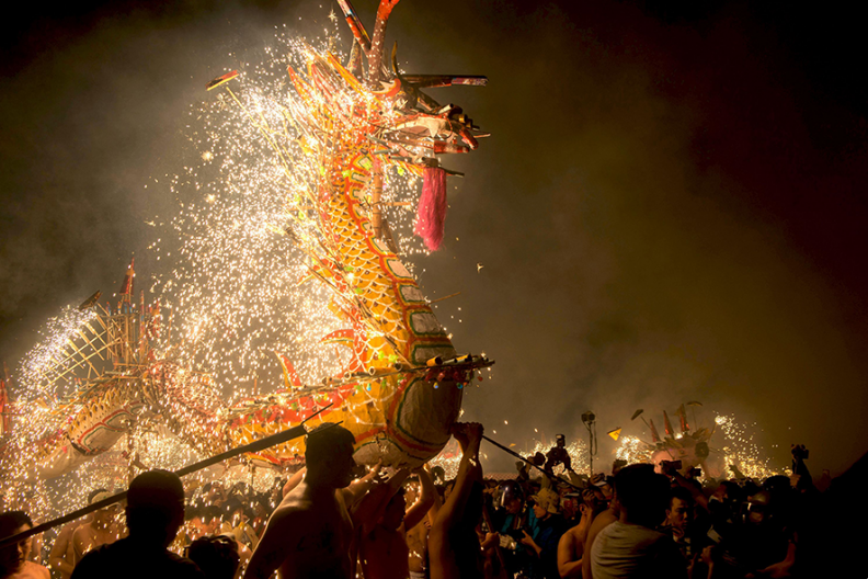 Artyści wykonują taniec ognistego smoka z okazji Święta Latarni w mieście Puzhai w chińskiej prowincji Guangdong. Źródło: CNN, fot. Imaginechina Limited/Alamy Stock Photo.