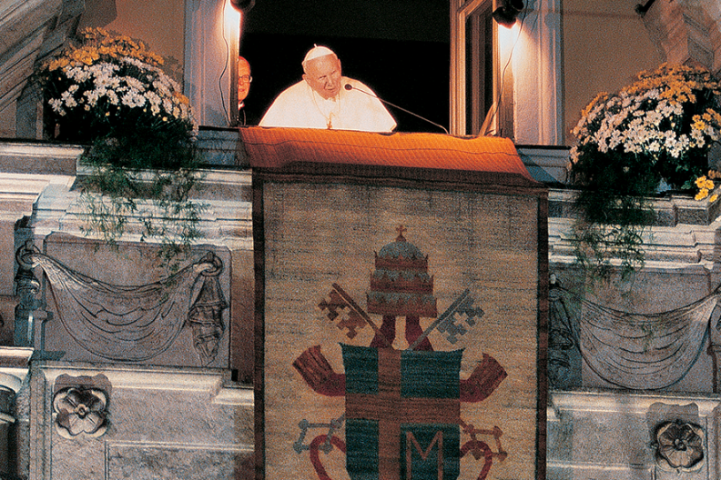 Św. Jan Paweł II w oknie papieskim przy ul. Franciszkańskiej 3 w Krakowie, fot. Adama Bujaka