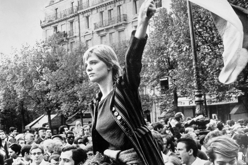 Studenckie manifestacje z 1968 r. niosły ze sobą nie tylko radykalne hasła polityczne (skierowane przeciwko rządom gaullistowskim), ale też obyczajowe. Doprowadziło to do wybuchu rewolucji seksualnej, uruchomiło też kolejną falę feminizmu, fot. Archiwum Białego Kruka z książki 