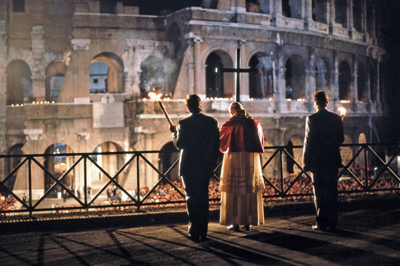 Św. Jan Paweł II niosący krzyż podczas wielkopiątkowej Drogi Krzyżowej w rzymskim Koloseum - miejscu męczeństwa pierwszych chrześcijan. Fot. Adam Bujak