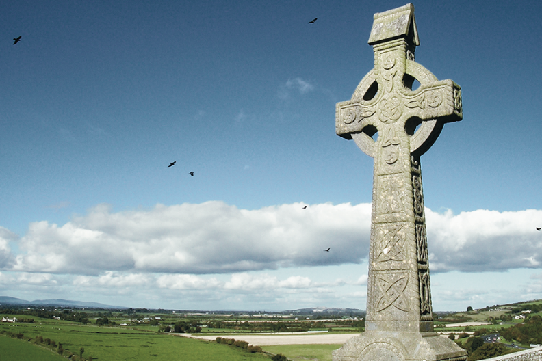 W irlandzkim krajobrazie często widoczny jest kamienny krzyż brytyjski, który łączy tradycyjny krzyż z celtyckim symbolem wianka. Jest on uznawany przez Kościół katolicki jako jeden z dozwolonych sposobów przedstawiania symbolu męki Chrystusa. Fot. Pxhere