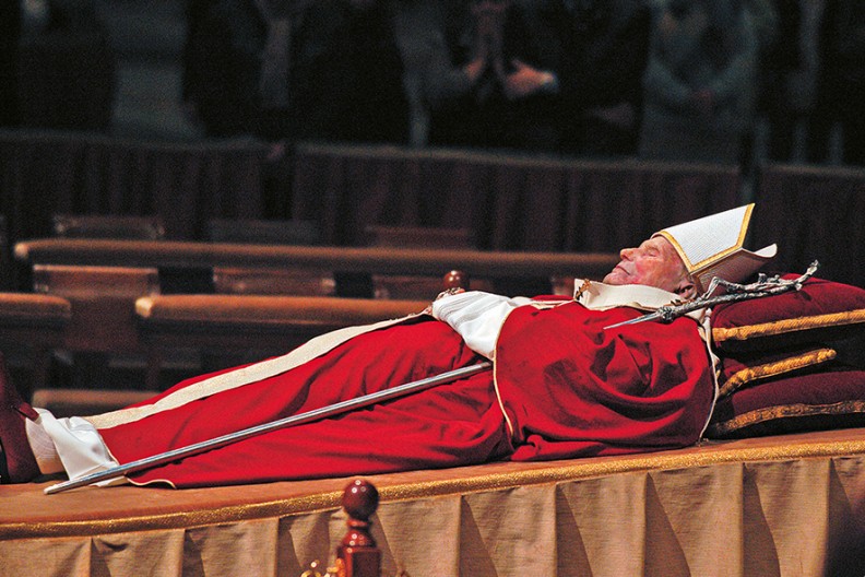 Ubrane w czerwony ornat ciało Jana Pawła II spoczywało na katafalku w Bazylice św. Piotra. Przez cztery dni setki tysięcy wiernych z całego świata oddawały ostatni hołd świętemu Papieżowi, fot. Adama Bujaka z książki 