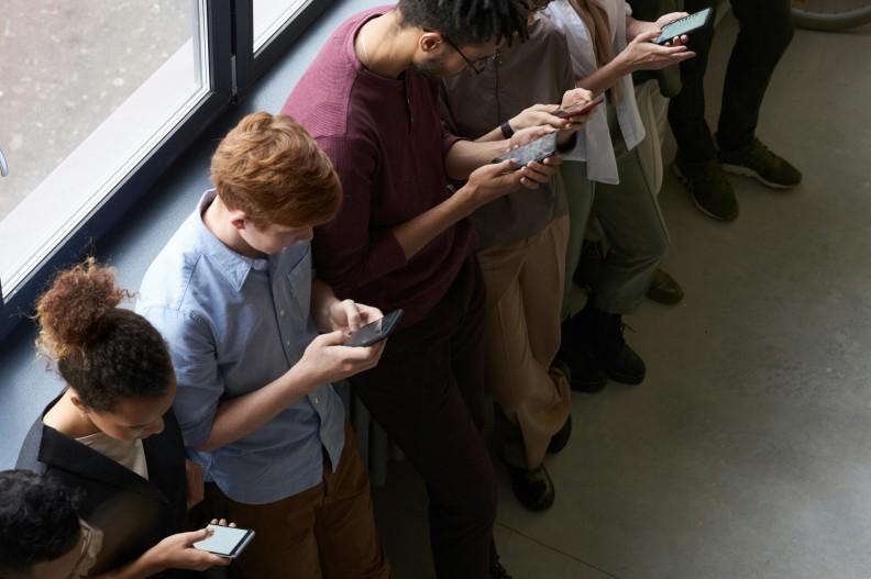 Wielu młodych ludzi nie wyobraża sobie dzisiaj życia bez telefonu. fot. Pexels