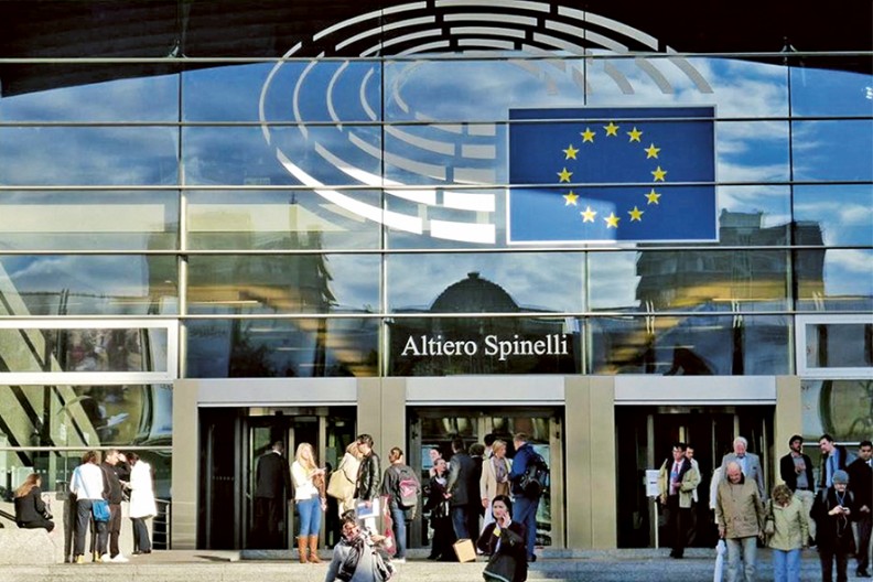 Wejście do Sali Obrad Parlamentu Europejskiego w Brukseli. Nad bramą umieszczono nazwisko... włoskiego działacza komunistycznego Altiero Spinellego, zwolennika likwidacji państw europejskich. Przerażająca symbolika! Fot. Facebook@ProgramWiedzySpołecznej z książki 