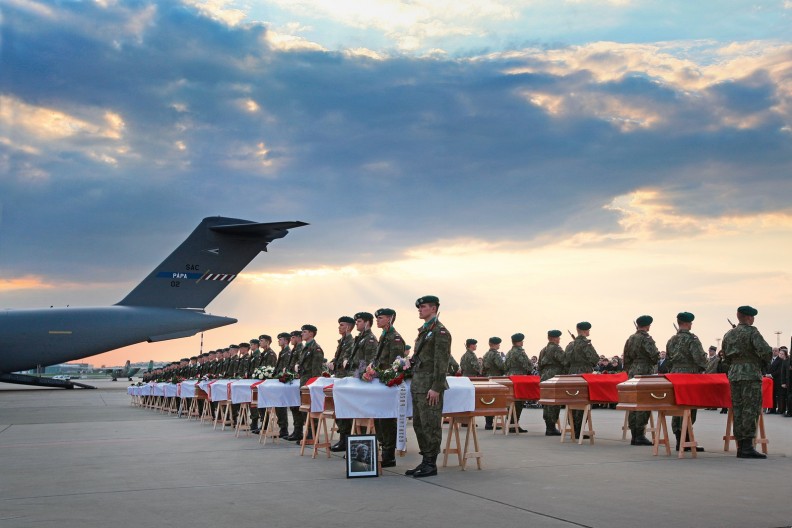 Lotnisko wojskowe na Okęciu, 15 kwietnia 2010. Powitanie 34 ciał ofiar katastrofy samolotu Tu -154M w Smoleńsku. Wojsko Polskie godnie i z honorami przywitało powracających z ostatniej podróży w służbie dla Ojczyzny. fot. NAC