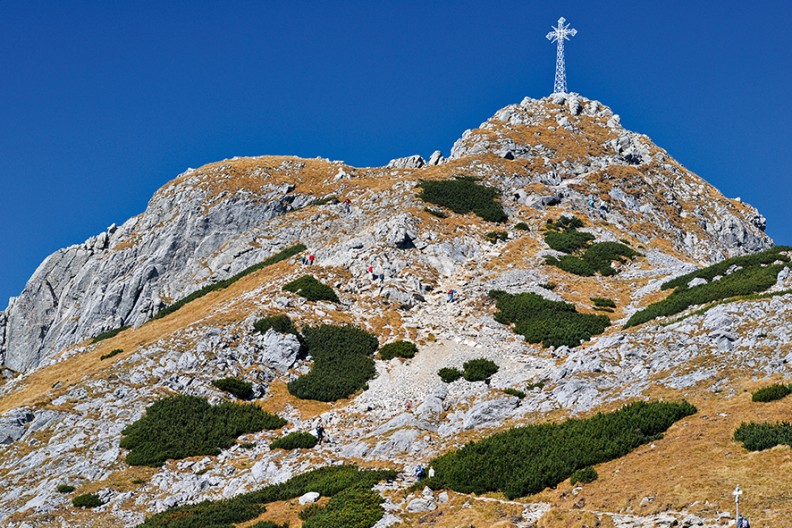 Krzyż na szczycie Śpiącego Rycerza, jak nazywany jest Giewont, najbardziej charakterystyczny szczyt Tatr Zachodnich, wznoszący się na wysokość 1894 m n.p.m., fot. Adama Bujaka z książki 