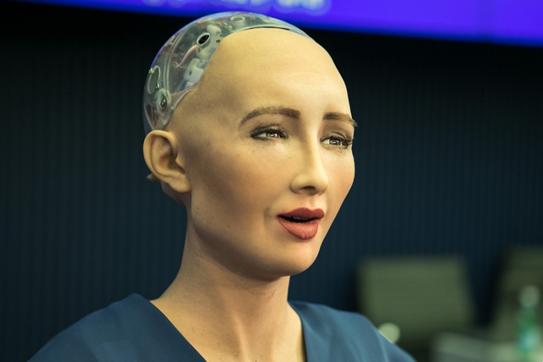 Przykładem zastosowania sztucznej inteligencji jest humanoidalny robot Sophia. Fot. ITU Pictures from Geneva, Switzerland - AI for GOOD Global Summit, CC BY 2.0, https://commons.wikimedia.org/w/index.php?curid=64060981
