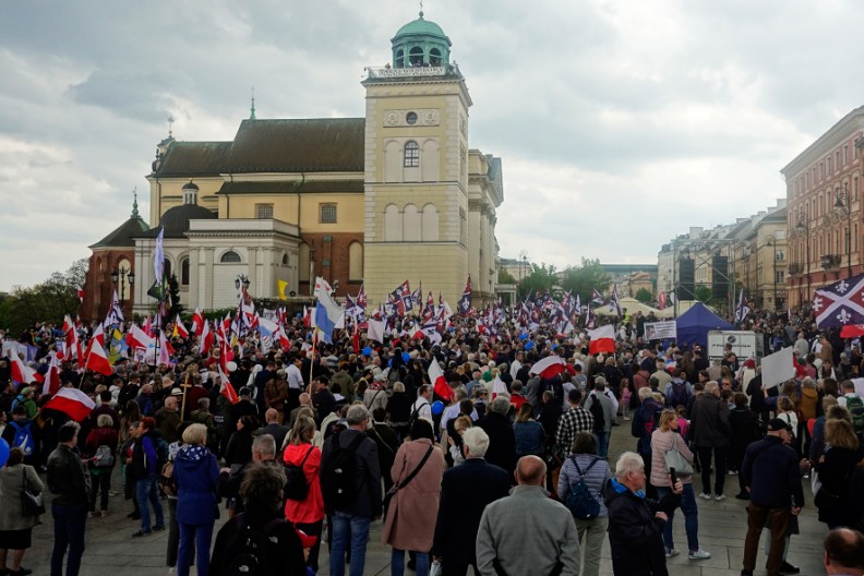 Uczestnicy Narodowego Marszu Życia wyruszają z placu Zamkowego na Krakowskie Przedmieście. Wielopokoleniowy tłum wzbierał z każdą chwilą, a do manifestacji przyłączali się przechodnie, pragnący okazać swój szacunek dla życia i troskę o dzieci zagrożone aborcją. Łączące uczestników marszu hasło „Niech żyje Polska!