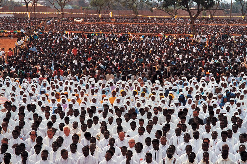 Tak Tanzania witała Papieża rodem z Wadowic. Msza św. na błoniach Kawekamo, fot. Archiwum Białego Kruka z książki 