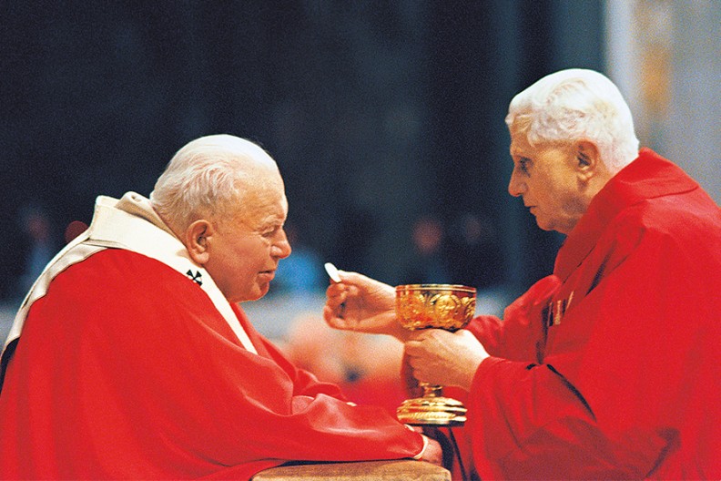 9 kwietnia 2004 roku, Liturgia Wielkiego Piątku: kard. Joseph Ratzinger, przyszły papież Benedykt XVI, udziela Komunii św. Janowi Pawłowi II. fot. z albumu 