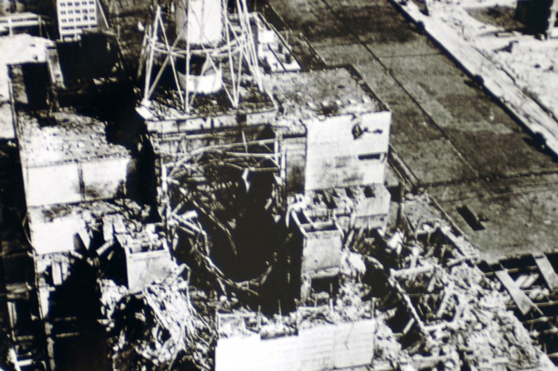 Blok reaktora w Czarnobylu kilka miesięcy po eksplozji. Fot. wikimedia, autorstwa IAEA Imagebank - 02790015, CC BY-SA 2.0, https://commons.wikimedia.org/w/index.php?curid=63251598