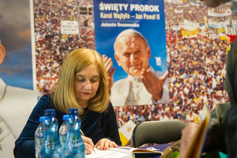 Jolanta Sosnowska podpisuje swą najnowszą książkę „Święty Prorok Karol Wojtyła – Jan Paweł II”, fot. Michała Klaga