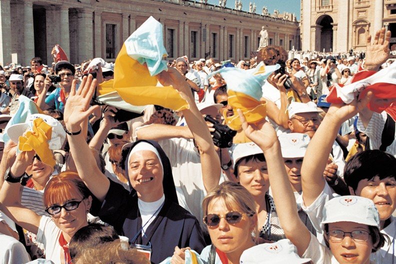 Pielgrzymka Narodowa w lipcu 2000 r. Blisko 100 tys. Polaków przybyło wówczas do progów św. Piotra, by wraz ze swoim wielkim rodakiem modlić się w intencji Ojczyzny, fot. Adama Bujaka z książki 