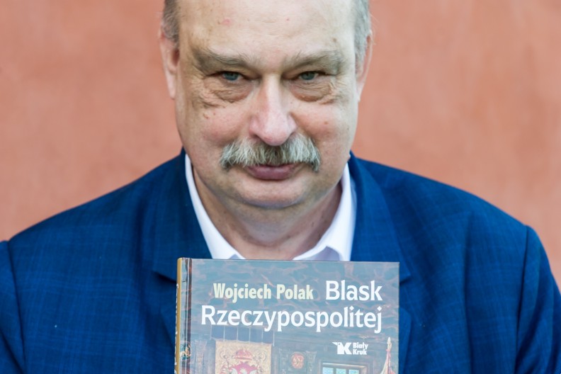 Prof. Wojciech Polak ze swoją książką 