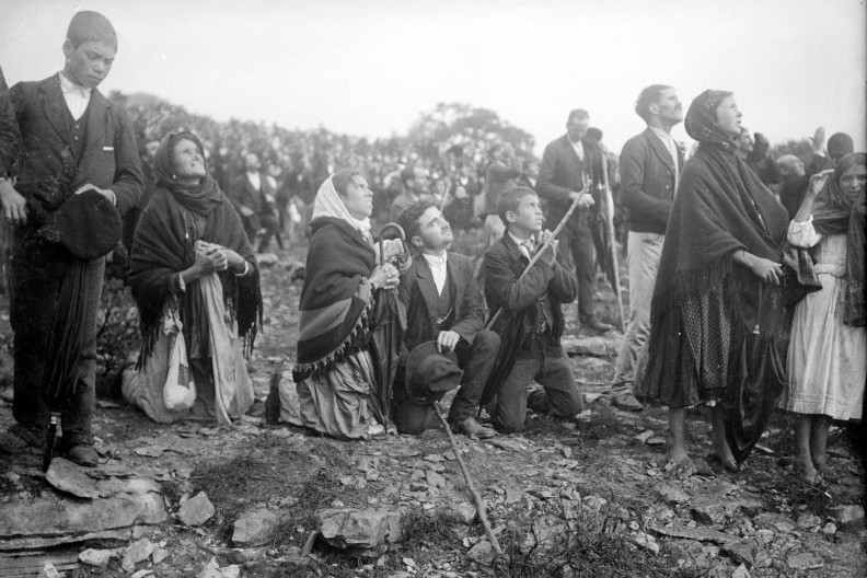 Tłum obserwujący „Cud Słońca”, jaki wydarzył się podczas objawień Matki Bożej w Fatimie. Fot. Judah Ruah, Wikimedia. 