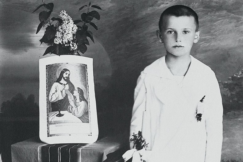 Karol Wojtyła na zdjęciu pierwszokomunijnym. Fot. z książki „Święty Prorok”/archiwum Białego Kruka.