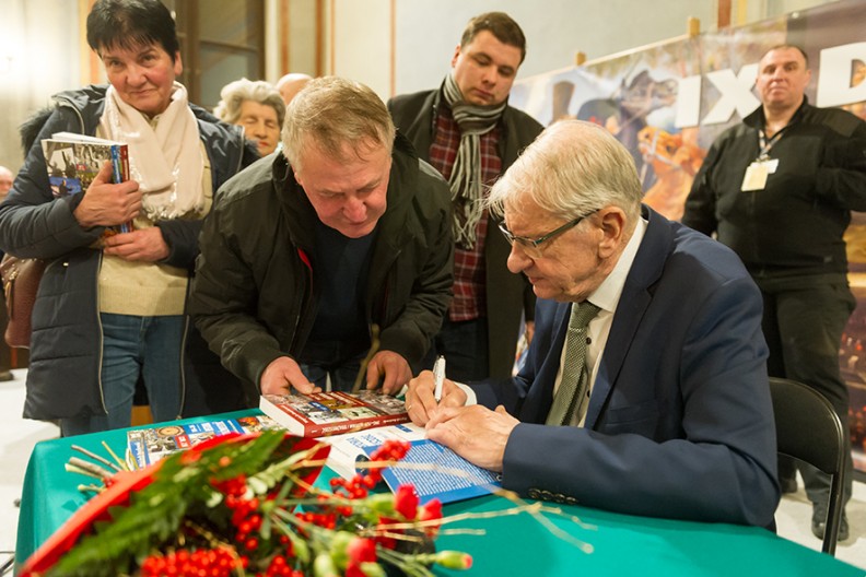 Prof. Wojciech Roszkowski podpisuje książkę 