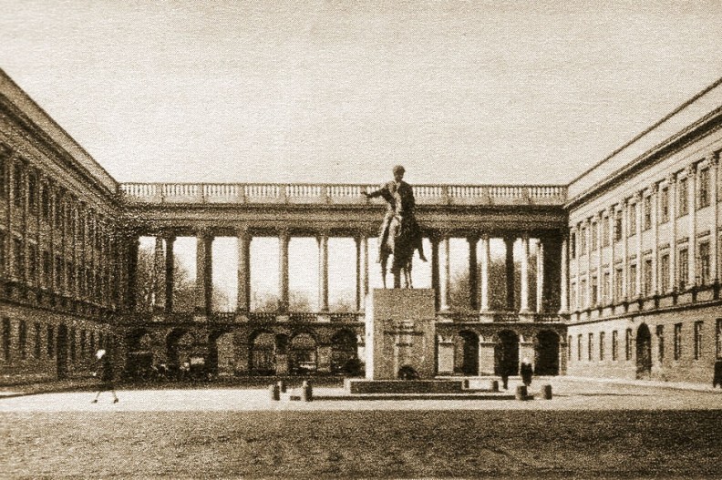 Kolumnada pałacu Saskiego, zdjęcie zrobione w latach 1920 – 1925. Grób Nieznanego Żołnierza znajduje się w głębi za pomnikiem księcia Poniatowskiego. Fot. Wikimedia
